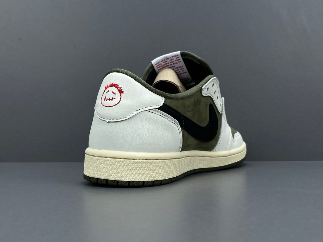 Jordan 1 Retro Low OG SP
Travis Scott Medium Olive